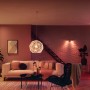 Wohnzimmer mit Philips Hue E27 LED Lampen, die warmweißes Licht spenden.