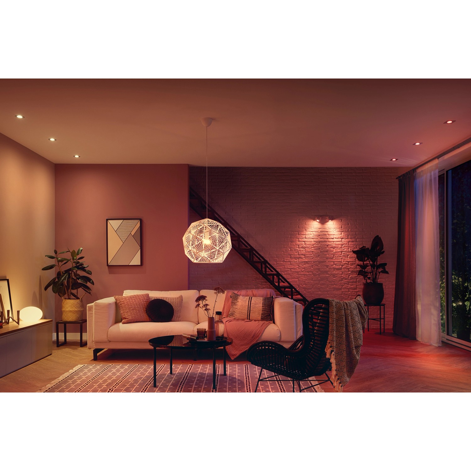 Wohnzimmer mit Philips Hue E27 LED Lampen, die warmweißes Licht spenden.