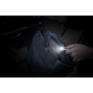Energizer LED Speziallampe als Schlüsselanhänger leuchtet in Handtasche.