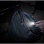 Energizer LED Speziallampe als Schlüsselanhänger leuchtet in Handtasche.