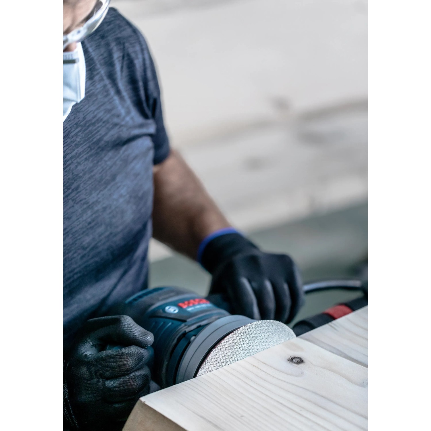 Bosch Expert M480 Netzschleifblatt K180 am Exzenterschleifer im Einsatz.