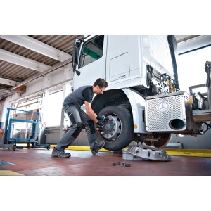 Bosch Professional Akku-Drehschlagschrauber GDS 18V-1000 C beim Reifenwechsel an LKW.