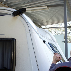 APA Teleskop Verlängerung (90-150cm) mit Bürste zur Autopflege im Einsatz am Wohnwagen.