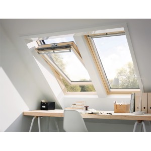 Velux Schwingfenster GGL, klar lackiert, 114x118 cm, eingebaut in Dachschräge über Schreibtisch.