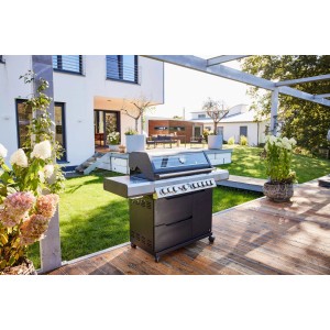 Jamestown 6-Brenner Gasgrill Knox im Garten auf Holzterrasse. Grill mit Seitenbrenner und Unterschrank.