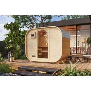 Karibu Fasssauna Quadro 1 Plus mit Ofen, naturbelassen, auf Holzterrasse im Garten.
