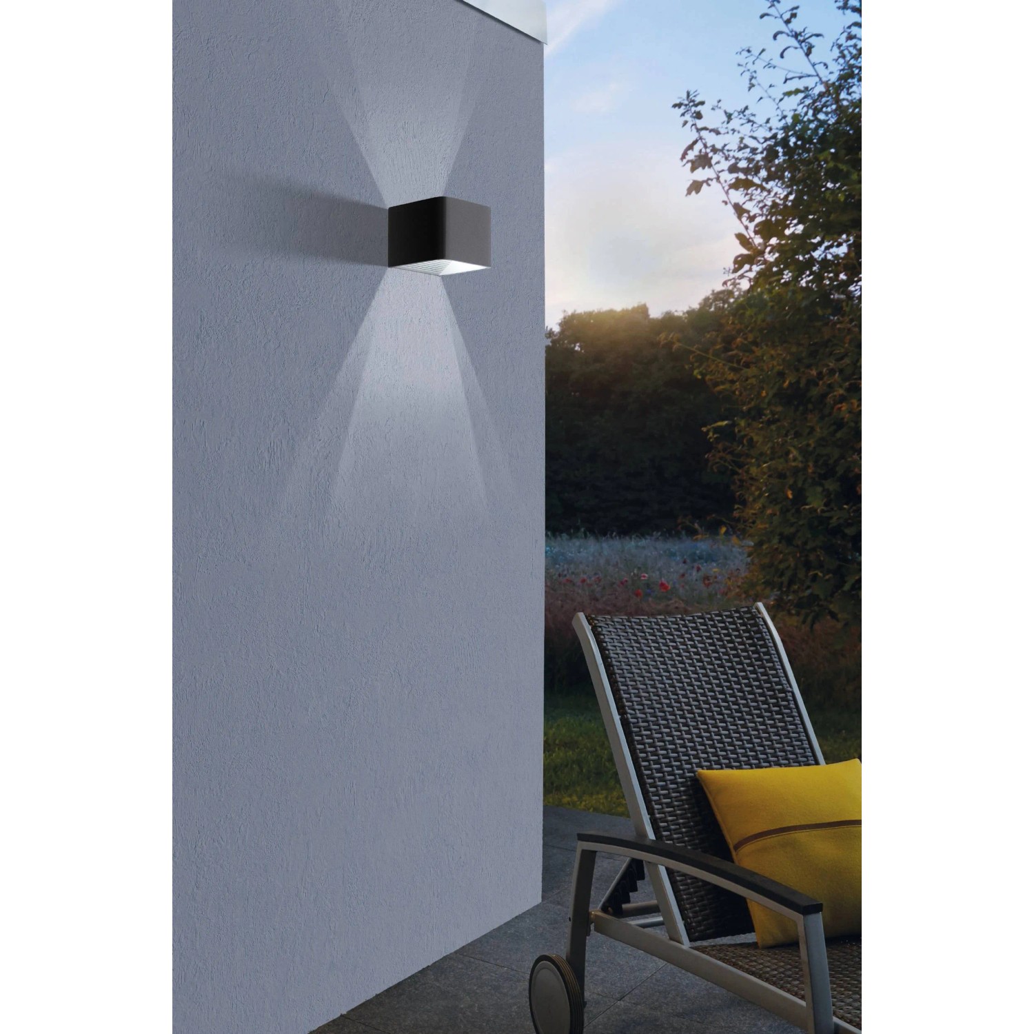 Moderne, anthrazitfarbene LED Außenwandleuchte Doninni mit Up-and-Down-Light Effekt.