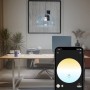 Philips Hue E27 Leuchtmittel 3er-Pack unter Glasglocke, gesteuert per App auf dem Smartphone.