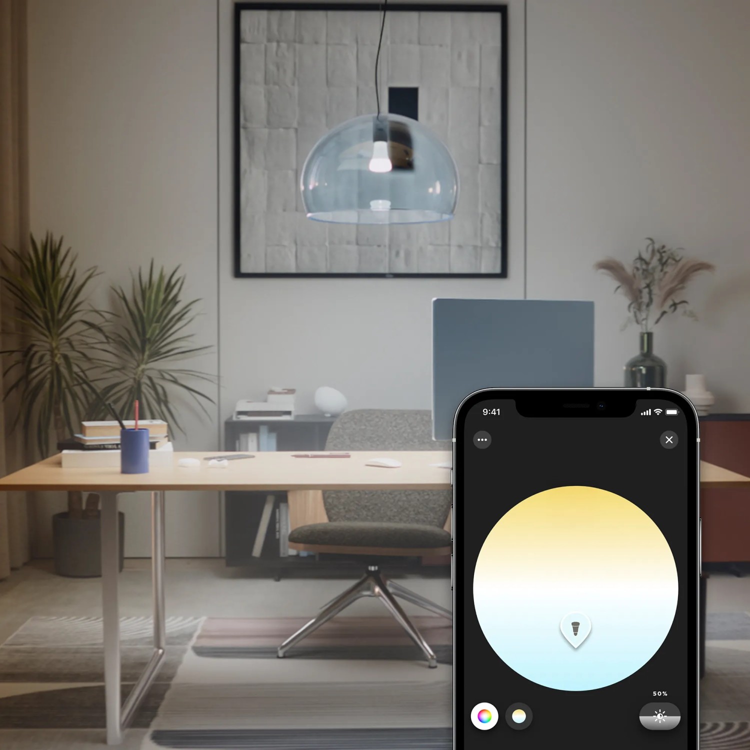 Philips Hue E27 Leuchtmittel 3er-Pack unter Glasglocke, gesteuert per App auf dem Smartphone.