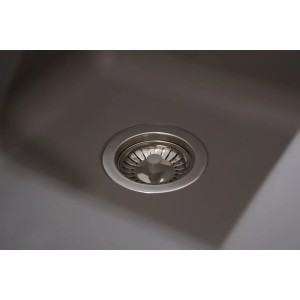 Detailaufnahme: Respekta Einbauspüle Denver, Betongrau, mit Edelstahl-Siebkorb.