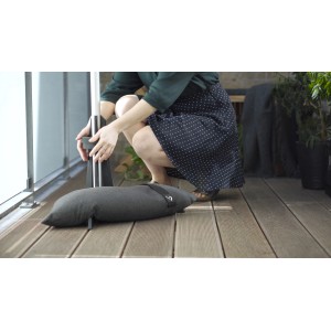 Baser Sonnenschirmständer für Balkon, 20 kg, dunkelgrau, mit Sandsack und Person beim Aufbau.