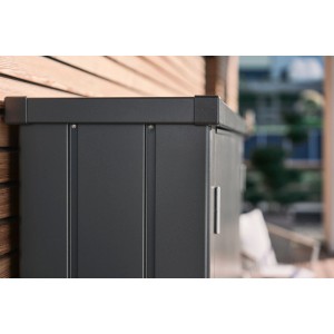 Dunkelgrauer Biohort Terrassenschrank Romeo, Metall, auf Terrasse. Detailansicht mit Türgriff und Holzfassade.