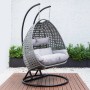 Grauer Home Deluxe Hängesessel Twin aus Polyrattan mit Regenabdeckung und Kissen.