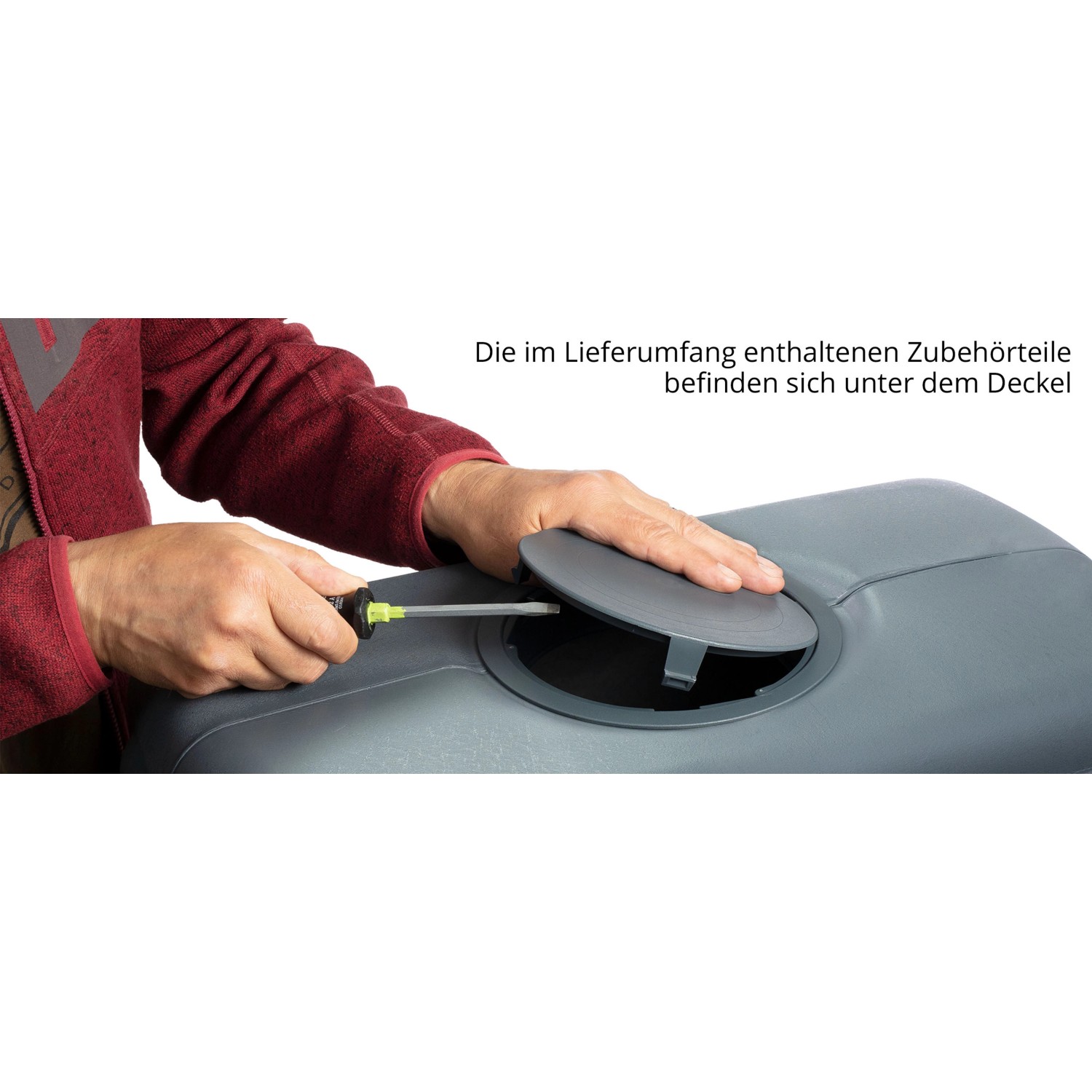 Detailaufnahme: Zubehör unter dem Deckel des 4rain Slim Regenwassertanks in Graphit Grey.