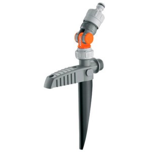 Gardena Wasserstecker für Sprinkler-Systeme mit drehbarem Anschluss und Wasserstopp.