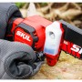 Hand füllt Öl in Skil Akku-Ästsäge 0512CA. Rote Akku-Kettensäge mit 15 cm Schwertlänge und transparentem Ölbehälter.