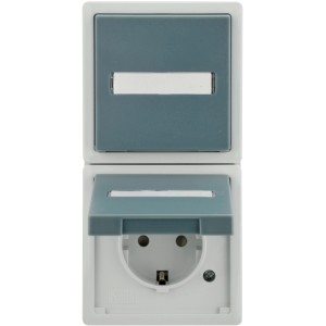 Feuchtraum-Steckdose 2-fach, hellgrau/grau, senkrecht, mit geöffnetem Klappdeckel.