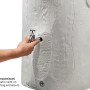 Garantia Regentonne Woodstock Baumstamm 250 l Greywood mit Auslaufhahn als Anwendungsbeispiel.