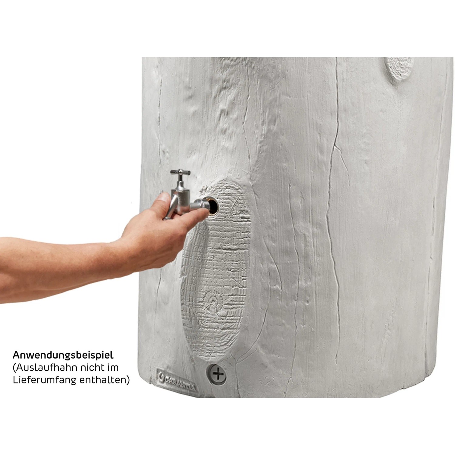 Garantia Regentonne Woodstock Baumstamm 250 l Greywood mit Auslaufhahn als Anwendungsbeispiel.