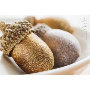 Dekorative Eicheln mit Glitter-Gold Effekt, behandelt mit Marabu do it Colorspray.