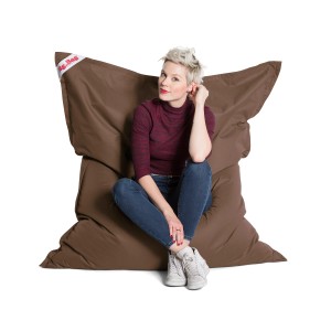 Sitting Point Sitzsack Big Bag Brava, 300 l, braun, mit sitzender Person.