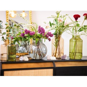 Dekorative braune Glas Vase, 22,25 cm hoch, Ø 10,25 cm, mit Blumen auf Kommode.