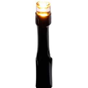 Leuchtende warmweiße LED an schwarzem Kabel der OBI Lichterkette. Detail für Außen-Beleuchtung mit Timer.
