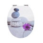 Ovaler Sinobath WC-Sitz mit Zen-Design: gestapelte Kieselsteine und lila Blume. Mit Softclosing-Funktion.