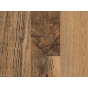 Detailaufnahme einer Sockelleiste in Nussbaum-Optik. Holzstruktur und Farbgebung sind gut erkennbar.