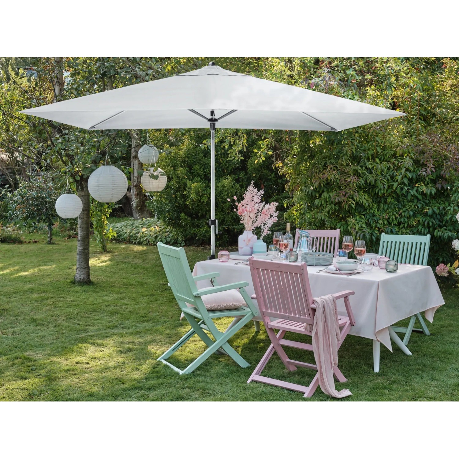 Grauer, rechteckiger Doppler Marktschirm Expert 200x300 cm mit Knickfunktion über einer Gartengarnitur.