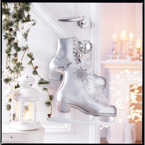 Dekorative Schlittschuhe in Silber-Metallic mit Stern und Schneeflocke als Weihnachtsdeko.