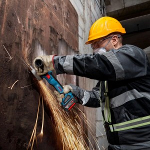 Arbeiter nutzt Bosch Professional Akku-Winkelschleifer GWS 18V-11 S zum Schleifen von Metall. Funken fliegen.