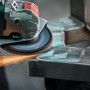 Bosch Expert Fächerschleifscheibe N475 im Einsatz beim Schleifen von Metall, Funken fliegen.