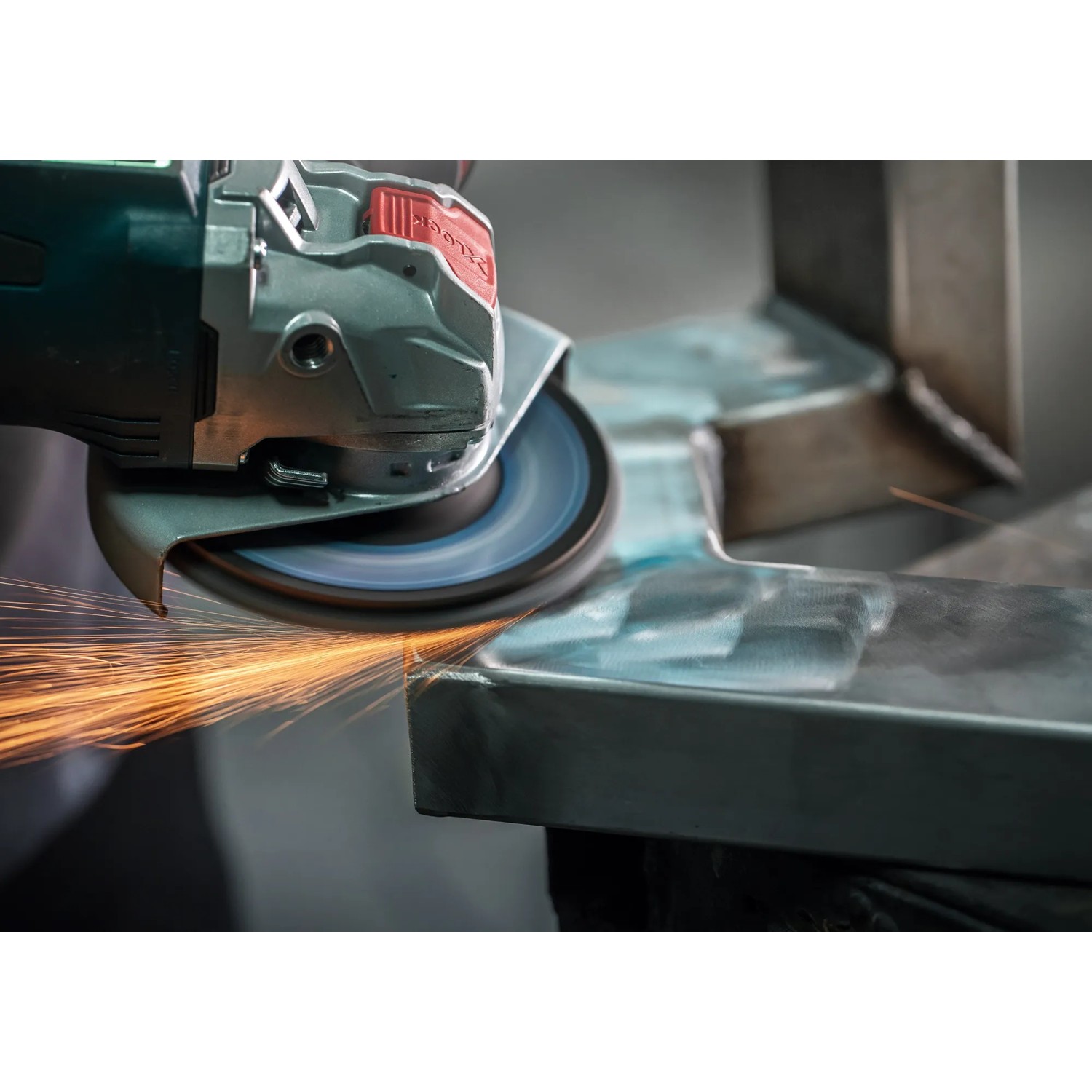Bosch Expert Fächerschleifscheibe N475 im Einsatz beim Schleifen von Metall, Funken fliegen.