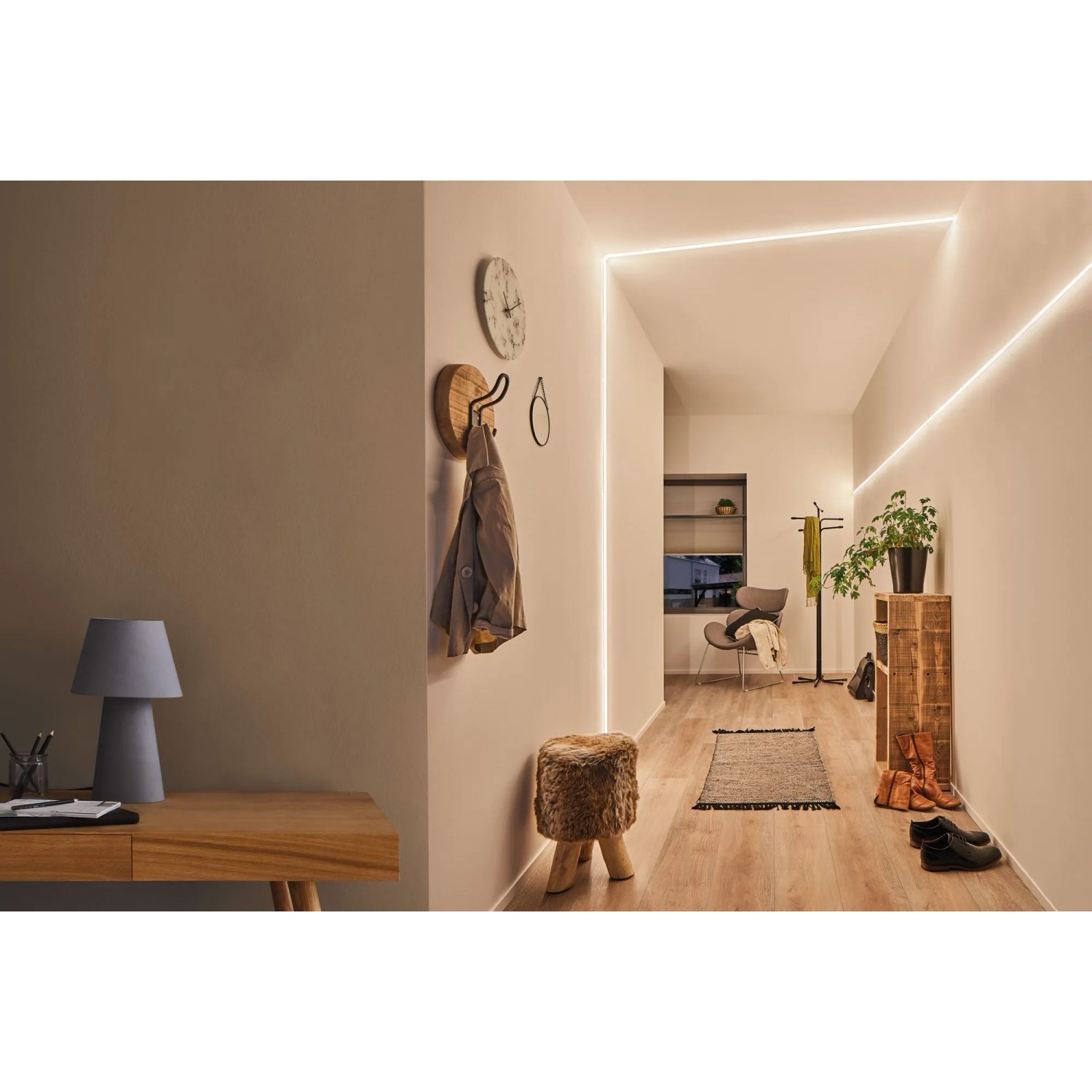 Paulmann MaxLED Flow: LED-Streifen Basis-Set 1,5m, warmweiß, im Flur verbaut.