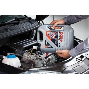 Liqui Moly Top Tec 4200 5W-30 Motoröl (5 l) beim Einfüllen in einen Motor.