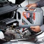 Liqui Moly Top Tec 4200 5W-30 Motoröl (5 l) beim Einfüllen in einen Motor.