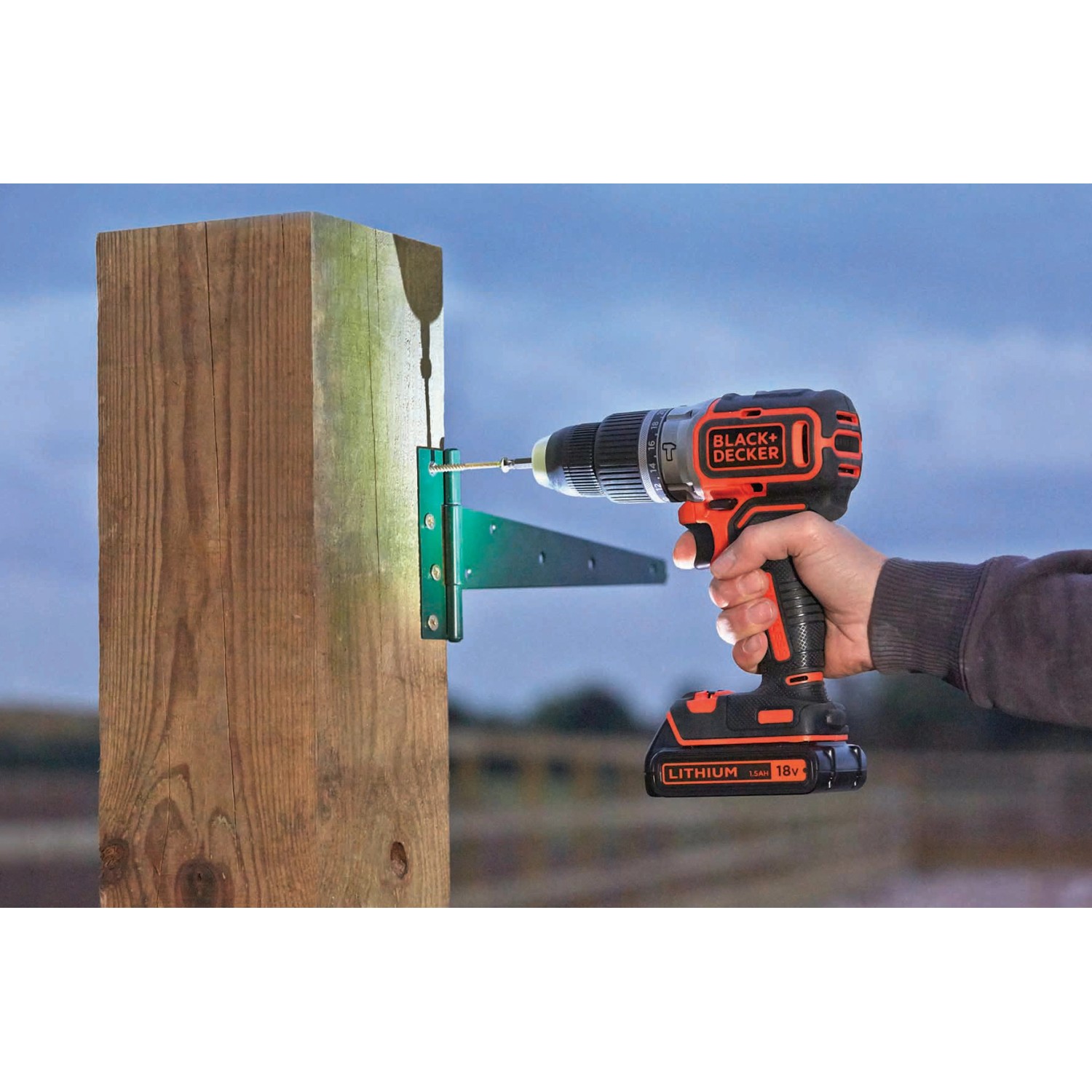 Black+Decker Akku-Schlagbohrschrauber BL188K beim Schrauben in Holz.