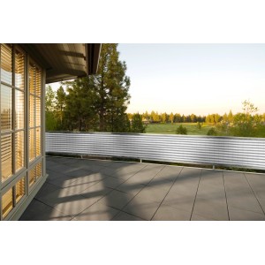 Floracord Balkonsichtschutz grau-weiß, 500x90cm, montiert auf einem Balkon mit Blick ins Grüne.