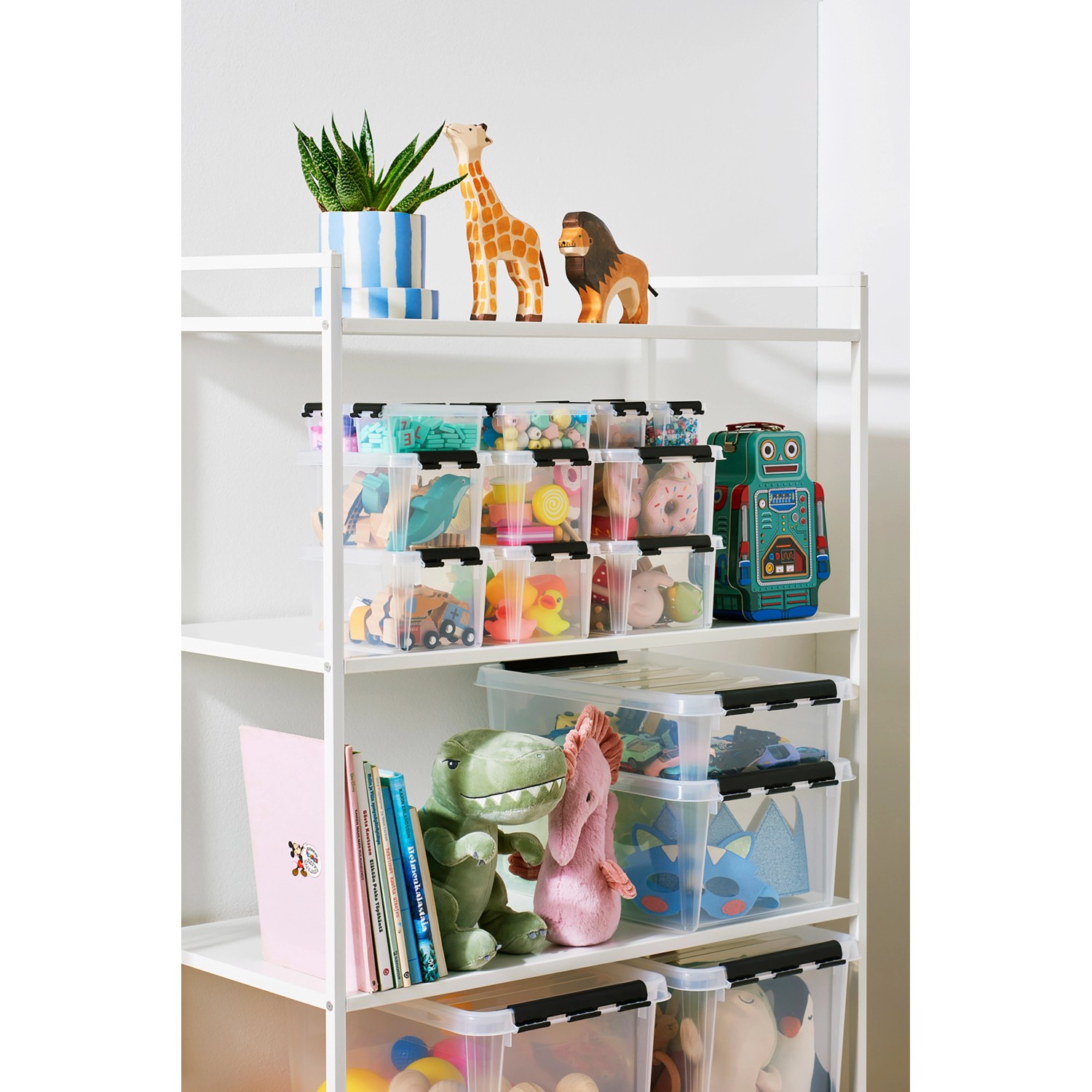 Regal mit SmartStore Aufbewahrungsboxen Classic 1,5 l, transparent, mit Spielzeug gefüllt.