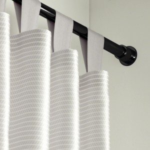 Schwarze Gardinia Gardinenstange Chicago (Ø 20 mm, 200 cm) mit Vorhang.