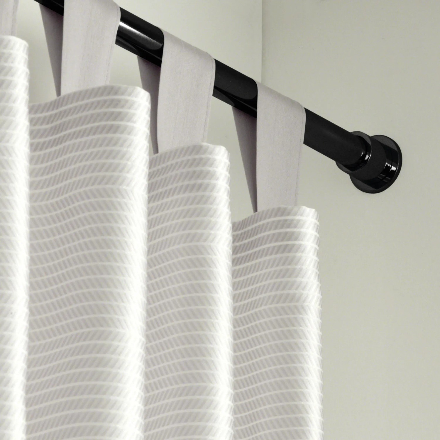 Schwarze Gardinia Gardinenstange Chicago (Ø 20 mm, 200 cm) mit Vorhang.