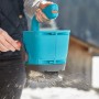 Gardena Handstreuer M in Aktion: Gleichmäßiges Ausbringen von Saatgut oder Dünger. Ideal für kleine Flächen.