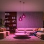 Wohnzimmer mit Philips Hue Bridge Pro Set, farbigen E27 Leuchtmitteln und Dimmer in Pinktönen.