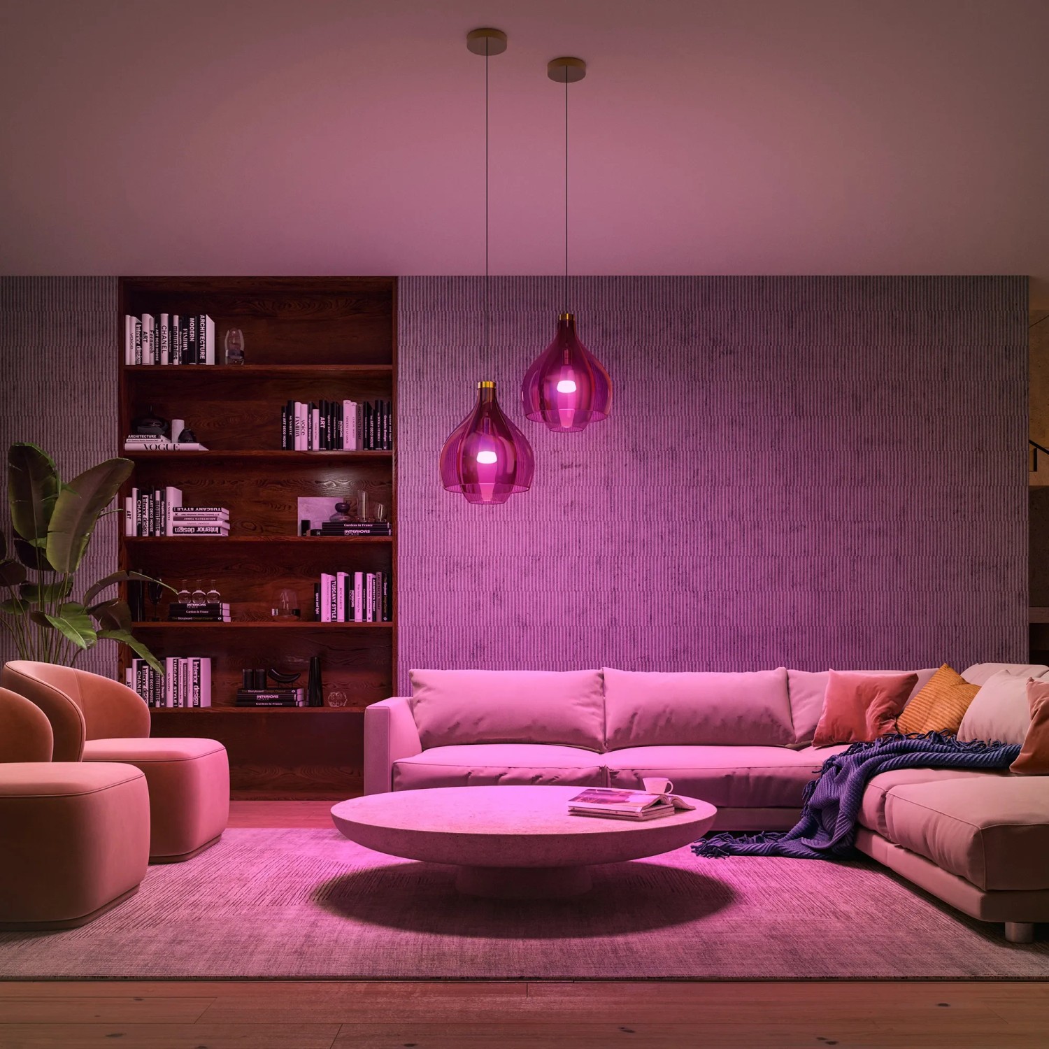 Wohnzimmer mit Philips Hue Bridge Pro Set, farbigen E27 Leuchtmitteln und Dimmer in Pinktönen.