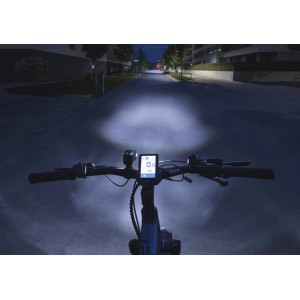 Fischer LED-Akku-Beleuchtungsset Twin am Fahrradlenker im Einsatz bei Nacht.