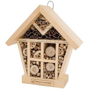 CJ Insektenhotel Sol für Bienen aus Holz, gefüllt mit Naturmaterialien.