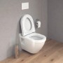 Weißes Duravit Wand WC Set Starck 3 mit offenem WC-Sitz und Absenkautomatik vor grauer Wand.