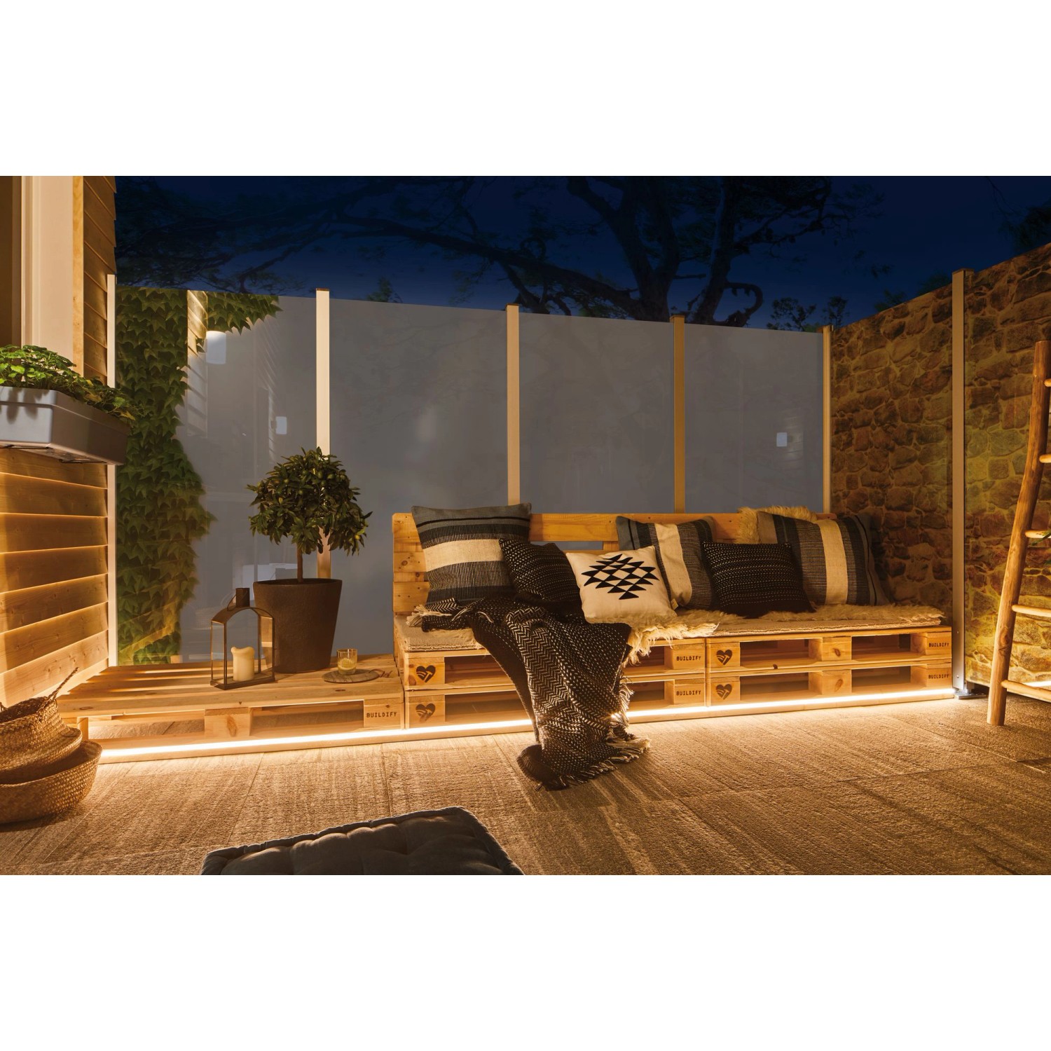 Beleuchteter Außenbereich mit Paulmann Plug & Shine LED-Stripe, warmweißes Licht unter Palettenmöbeln.