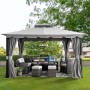 Grauer Sunjoy Gazebo Stoj Pavillon (336x402 cm) mit Vorhängen und Möbeln im Garten.